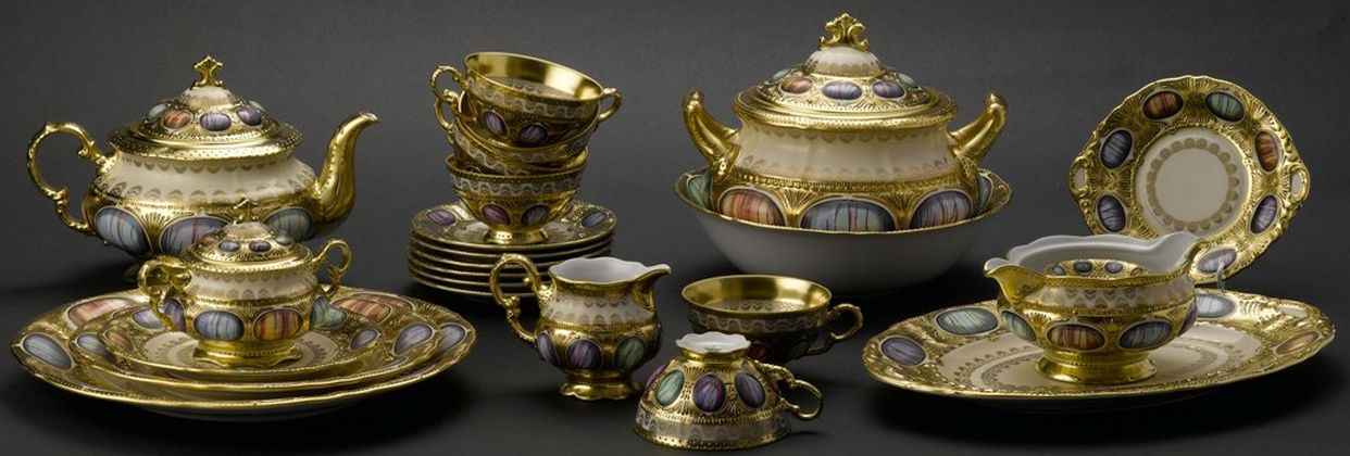 Над контентом